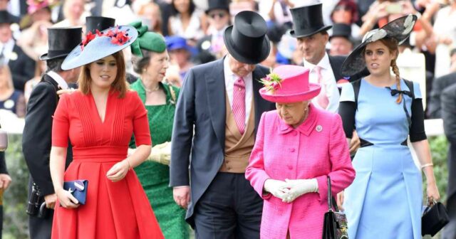 Família real mais movendo -se sobre a rainha Elizabeth II