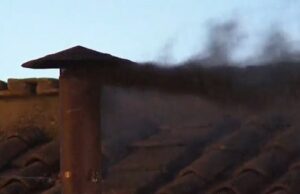 “Sem papa!” Cardeal Os cardeais católicos enviaram sinais de fumaça negra da Sistine Chapel hoje à noite, quando o primeiro dia do conclave terminou sem um novo papa