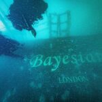 Claramente visível no distrito 150 pés sob a superfície do mar, as letras de ouro marcam o nome do super-iate bayesiano condenado