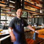 Servindo nostalgia em Johnny & Sanny's em Mountain View