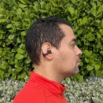 Shokz Opendots Um fones de ouvido ao lado do telefone com Hozer é muito doce na tela