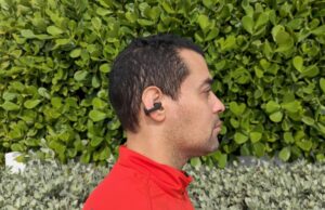 Shokz Opendots One oferece som impressionante com um design de clipe elegante Shokz Opendots Um fones de ouvido ao lado do telefone com Hozer é muito doce na tela