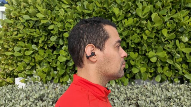 Shokz Opendots Um fones de ouvido ao lado do telefone com Hozer é muito doce na tela