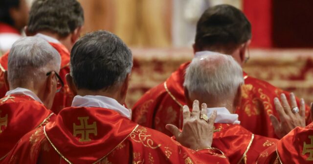 Siga ao vivo: Cardinals católicos sozinhos no Vaticano no início do conclave



