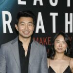 Simu Liu coloca um dos 10 anéis de Shang-Chi em sua namorada Allison Hsu: eles estão comprometidos!