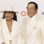 Smokey Robinson está sendo processado por ex -funcionários por US $ 50 milhões depois de alegarem abuso sexual e não pagar horas extras.