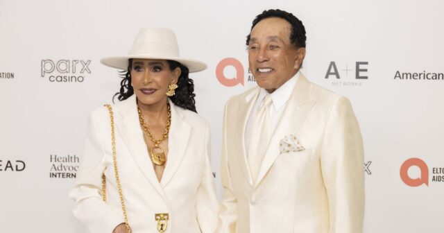 Smokey Robinson está sendo processado por ex -funcionários por US $ 50 milhões depois de alegarem abuso sexual e não pagar horas extras.



