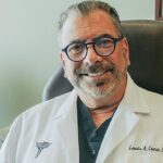 Louis A. Cona, MD, diretor de DVC STEM, clínica líder de terapia com células -tronco, disse que a maneira como você mente à noite tem um enorme efeito na sua pele