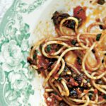 Spaghetti puttanesca é uma massa picante da parte mais pobre de Roma