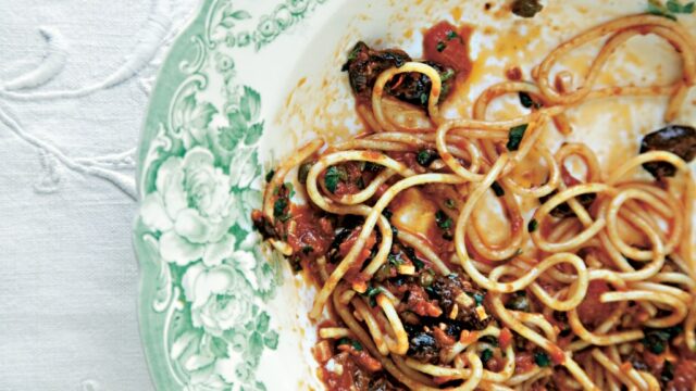 Spaghetti puttanesca é uma massa picante da parte mais pobre de Roma

