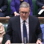 Keir Starmer, que levou o PMQ, defendeu a decisão de remover nove milhões de pessoas mais velhas dos pagamentos logo após tomar o poder