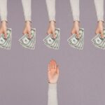 ilustração de duas notas de dólar triturando as mãos