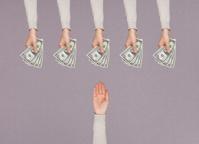 ilustração de duas notas de dólar triturando as mãos