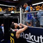 Steph Curry conforta seu filho Canon após a derrota do jogo 6