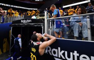 Steph Curry conforta seu filho Canon após a derrota do jogo 6 Steph Curry conforta seu filho Canon após a derrota do jogo 6