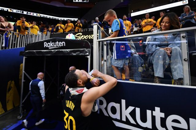 Steph Curry conforta seu filho Canon após a derrota do jogo 6



