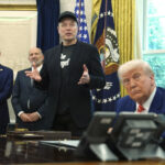 Steve Bannon diz que Elon Musk e Scott Bessent tiveram "confronto físico"