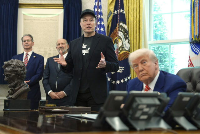 Steve Bannon diz que Elon Musk e Scott Bessent tiveram "confronto físico"

