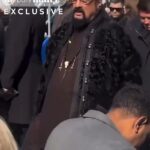 Um balão de 400 kg Steven Seagal foi visto assando seu estômago distante através da multidão na famosa praça vermelha de Moscou para mostrar apoio à sua amada Rússia