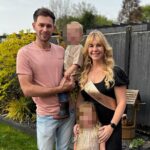 A namorada de Shane Richardson, Hannah James (à direita), atualizou sua foto de perfil para mostrar a ela que ela e o Sr. Richardson sorri com seus dois filhos após sua trágica morte