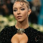 Sydney Sweeney usou este toner creme na gala de metal para a pele de vidro
