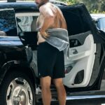 As costas muito peludas Travis Kelce enviaram o tolo de mídia social e os fãs se dividiram no centro