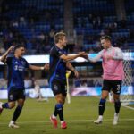 Terremotos esmagadores de madeira com um gol tardio para chegar às quartas de final da Copa Open dos EUA