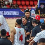 Jogo da Copa da PBA Filipin Gilas Pilipinas Barangay Ginebra treinador Tim Cone.