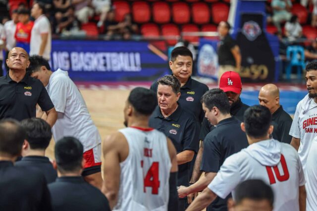 Jogo da Copa da PBA Filipin Gilas Pilipinas Barangay Ginebra treinador Tim Cone.