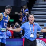 O treinador de Gilas Pilipinas, Tim Cone FIBA ​​Cup 2025, eliminatórias. Kai Sotti
