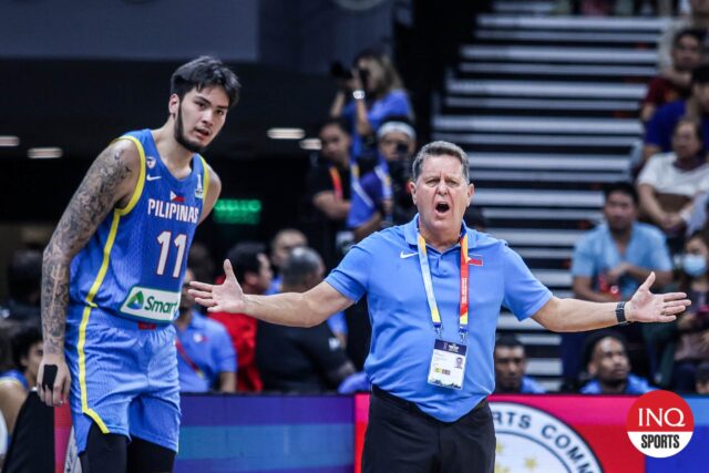 O treinador de Gilas Pilipinas, Tim Cone FIBA ​​Cup 2025, eliminatórias. Kai Sotti