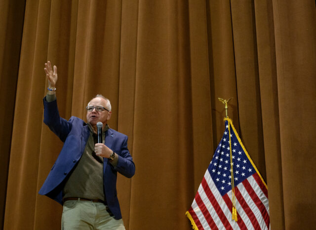 Tim Walz diz aos democratas para 'Bully the S ** S' fora de Donald Trump

