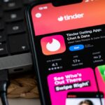 Tinder testa um teste de altura e termina o fim da primavera do rei curto