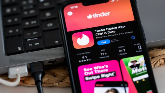 Tinder testa um teste de altura e termina o fim da primavera do rei curto

