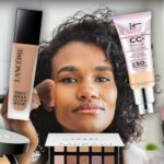 Mulher fazendo sua maquiagem cercada por cosméticos da Amazon