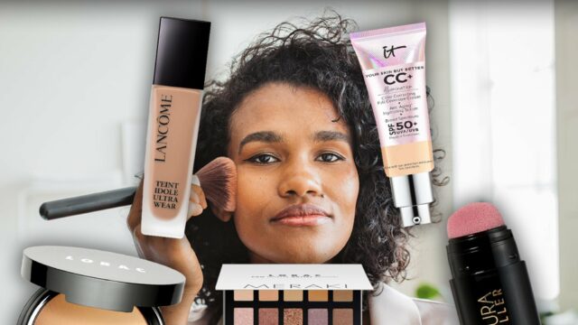 Mulher fazendo sua maquiagem cercada por cosméticos da Amazon