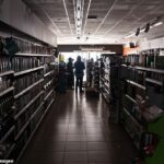 As pessoas estão dentro de um supermercado sem luzes em Burgos em 28 de abril de 2025, no meio das interrupções