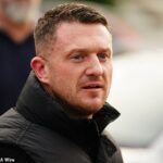 Tommy Robinson, cujo nome verdadeiro é Stephen Yaxley-Lennon, na foto em outubro de 2024