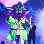 Apresente o que acontece com os trajes do cantor mascarado quando termina