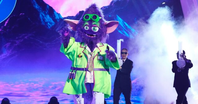 Apresente o que acontece com os trajes do cantor mascarado quando termina