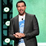 Travis Kelce Leilões de 'Eras' de 'Outro significativo' de Taylor Swift em Mahomes Charity Gala