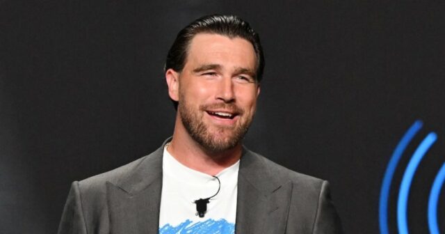 Travis Kelce se chama de 'filho peludo de um cachorro', Travis Kelce recebe um novo corte de cabelo no meio da baixa temporada da NFL