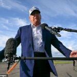 O presidente Donald Trump conversou com jornalistas no domingo à noite em Tarmac, em Morristowne, no aeroporto de Nova Jersey, quando deixou o Badminster Golf Club para Washington em DC