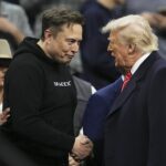 Elon Musk, à esquerda, balança a mão com o presidente Donald Trump na final do campeonato de luta livre da NCAA