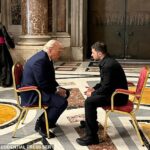 Donald Trump disse a um público da prefeitura o que exatamente aconteceu entre ele e o presidente da Ucrânia, Volodymyr Zelensky, em sua agoraicônica reunião presencial no Vaticano