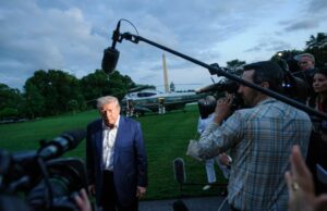 Trump diz que a indústria cinematográfica dos EUA está em perigo e ameaça impor uma tarifa de 100% em filmes feitos no exterior Trump diz que a indústria cinematográfica dos EUA está em perigo e ameaça impor uma tarifa de 100% em filmes feitos no exterior