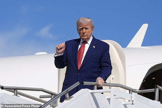 Trump dominará a faca quando ordenar a limpeza de choque Donald Trump ordena a principal revisão do Conselho de Segurança Nacional para reduzir seu tamanho de mais de 100 funcionários