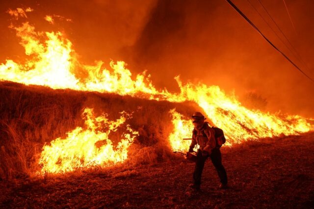 Trump planeja conectar os esforços de combate a incêndios em uma agência, mas os ex -postes alertam o caos

