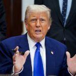 O presidente dos EUA, Donald Trump, gesticula ao defender um presente 747 do Catar