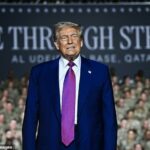 O presidente Donald Trump marcou novamente pelo terceiro mandato durante um discurso para os trabalhadores do serviço dos EUA na maior base do país no Oriente Médio.